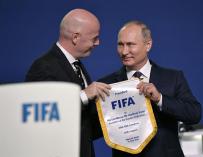 El presidente de Rusia, Vladimir Putin, junto al de la FIFA, Gianni Infantino / EFE