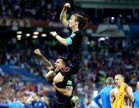 Modric, llevado a hombros por un compañero tras ganar a Rusia
