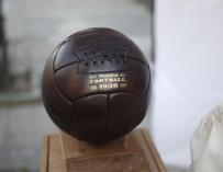 Fotografía de una réplica del balón que se utilizó en el Mundial de Fútbol de 1930, en Montevideo (Uruguay). EFE/Alejandro Prieto