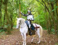 Jason Kingsley posa con uno de sus 14 caballos de guerra. / Kasumi Kitano