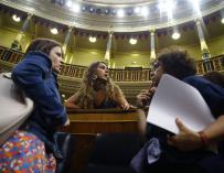 La vicesecretaria general del PSOE, Adriana Lastra, inquierda, conversa con la diputada de Unidos Podemos, Noelia Vera, en el centro, tras la votación de RTVE.