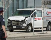 Vista de la camioneta alquilada que ha recorrido la acera golpeando a varios peatones hoy, lunes 23 de abril de 2018, en el norte de Toronto (Canadá). La Policía de Toronto detuvo al conductor de la furgoneta que hoy arrolló a un grupo de personas en el n
