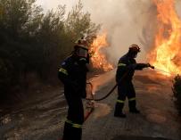 Los bomberos tratan de extinguir un incendio en Penteli, al norte de Atenas