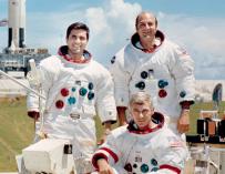Los últimos astronautas que pisaron la Luna, Eugene A. Cernan,  Harrison H. Schmitt, y el piloto que les acompañaba en la misión Apolo 17, Ronald E. Evans / NASA