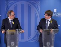 El presidente de la Generalitat de Cataluña, Quim Torra (i), y el ex presidente Carles Puigdemont (d) ofrecen una rueda de prensa en Bruselas (EFE/ Stephanie Lecocq)