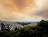 Desde lo alto de Atenas pueden verse las llamas que arrasan Ática