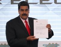 Maduro, recibe la credencial como mandatario electo./ EFE