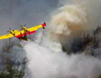 Imagen de archivo de un avión de bomberos lanzando agua sobre un incendio en Portugal. (EFE)