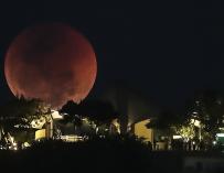 Fotografía de la luna durante un eclipse lunar hoy, viernes 27 de julio de 2018, desde Río de Janeiro (Brasil). EFE/Antonio Lacerda