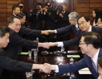 El ministro de Unificación surcoreano, Cho Myoung-gyon, saluda al el presidente del Comité de Reunificación Pacífica, Ri Son-gwon, tras su reunión en la aldea Panmunjom, en la militarizada frontera entre las dos Coreas.