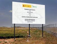 Cartel en los terrenos destinados al ATC en Villar de Cañas.