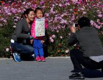 Ahora que pueden los chinos no quieren tener más hijos por dinero y por trabajo