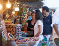 Turistas en un mercado artesano en Formentera