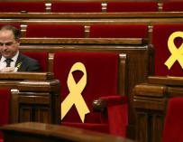 Jordi Rull junto a los lazos amarillos en los escaños de los presos, Jordi Sánchez y Oriol Junqueras