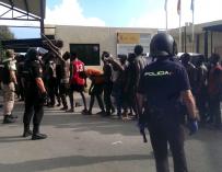 Alrededor de 200 inmigrantes saltan la valla fronteriza de Ceuta