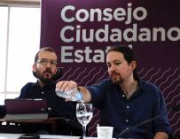 El líder de Podemos, Pablo Iglesias,d., y el secretario de Organización de Podemos, Pablo Echenique