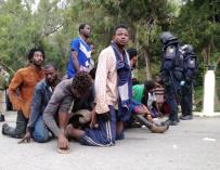 Inmigrantes llegan a Ceuta este viernes tras el último salto a la valla