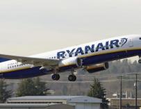 El vuelo inaugural de Ryanair de Dusseldorf llega a Santander con retraso por la huelga de controladores franceses