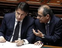 El nuevo presidente del Gobierno italiano, Giuseppe Conte (izq), conversa con su ministro de Economía, Giovanni Tria el 6 de junio de 2018. EFE/ Riccardo Antimian