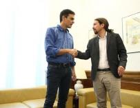 Pedro Sánchez comunica a Iglesias que ve preferible que Rajoy vaya al Congreso tras el 1-O, no antes