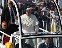 El papa Francisco a su llegada a una misa en Santiago (Chile)