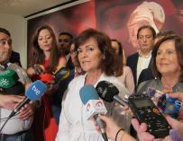 La vicepresidenta del Gobierno, Carmen Calvo, atiende a los periodistas en Jaén.