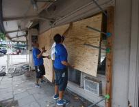 Los propietarios de una tienda se preparan ante la proximidad del huracán Lane, en Kailua-Kona, Hawai (