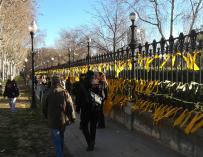 Lazos amarillos en la valla del Parque de la Ciutadella