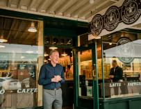 Howard Schultz ha visitado la primera tienda de Starbucks en Seattle como despedida / Starbucks