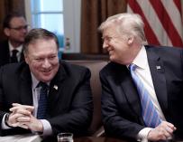 El presidente estadounidense Donald J. Trump (d) y el Secretario de Estado, Mike Pompeo (i), durante una reunión, en la Casa Blanca (EFE/Olivier Douliery )