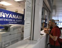 Viajeros en atención al cliente de Ryanair en Barajas