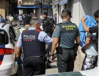 Agentes de Mossos d'Esquadra y Guardia Civil durante un opelratilvo