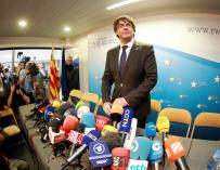 El expresidente de la Generalitat de Cataluña Carles Puigdemont posa en el interior del club de la prensa de Bruselas