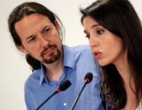 El secretario general de Podemos, Pablo Iglesias, y la portavoz parlamentaria, Irene Montero, durante su comparecencia hoy en rueda de prensa, en la que han anunciado que someterán sus cargos a la decisión de los inscritos de Podemos, tras la polémica sus