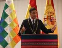 Pedro Sánchez, condecorado con el pronuncia unas palabras tras ser condecorado con el "Cóndor de los Andes" por el presidente de Bolivia, Evo Morales.