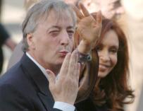 Fernández visita la tumba de Kirchner en el día del cumpleaños del exmandatario