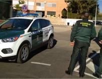 Dos agentes y un coche patrulla de la Guardia Civil