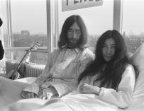 John Lennon y Yoko Ono en el primer día de su inciativa Bed-In for Peace en el hotel Hilton de Amsterdam / Nationaal Archief