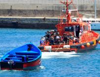 Salvamento Marítimo llega al puerto de Tarifa (Cádiz) tras rescatar a setenta inmigrantes en aguas del estrecho de Gibraltar cuando viajaban en la patera que llevan remolcada. EFE/A.Carrasco Ragel