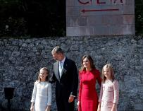 Los reyes Felipe y Letizia, la princesa Leonor (i) y la infanta Sofía (d) acuden a los actos conmemorativos del primer Centenario de la Coronación de la Virgen de Covadonga y del Parque Nacional de la Montaña de Covadonga. EFE/Juan Carlos Hidalgo