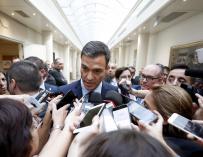 Pedro Sánchez atiende a los medios en el Congreso