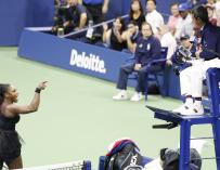 Serena Williams increpa al juez de silla Carlos Ramos durante la final del Abierto de EEUU contra Naomi Osaka (EFE/EPA/JASON SZENES)