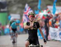 El ciclista británico Simon Yates (Mitchelton) entra vencedor en la 14ª etapa de la Vuelta Ciclista a España, disputada hoy entre Cistierna y Nava, de 171 kms. EFE/ Manuel Bruque