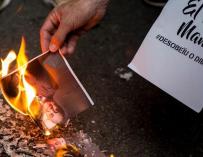 Los CDR queman retratos del juez Llarena el pasado 2 de agosto en Barcelona (Quique García/EFE)