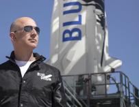 Jeff Bezos posa junto a uno de sus cohetes. / Blue Origin
