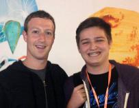 Fotografía de Michael Sayman junto a Mark Zuckerberg, fundador de Facebook.