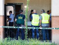 Agentes en la vivienda de la mujer asesinada por su expareja en Maracena