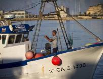 Un pesquero, a su salida del puerto de Barbate el día en que se estrenaba en 2014 el acuerdo con Marruecos - Efe