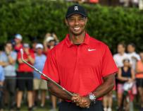 Tiger Woods posa con el trofeo Tour Championship