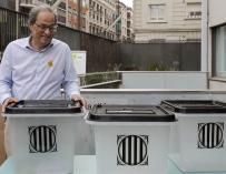 El presidente de la Generalitat, Quim Torra, sostiene la misma urna en la que depositó su papeleta el 1-O, durante su visita esta mañana a la Escuela Oficial de Idiomas de Barcelona